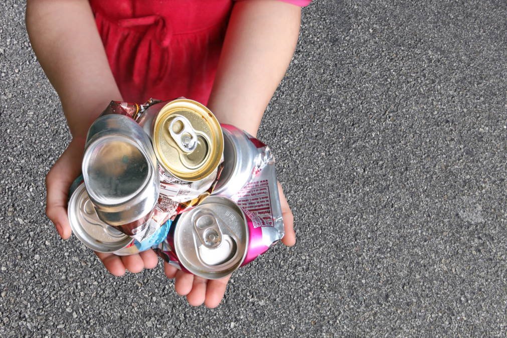 Recyklace hliníku v módě: Šaty z kávových kapslí dokazují jeho potenciál.
